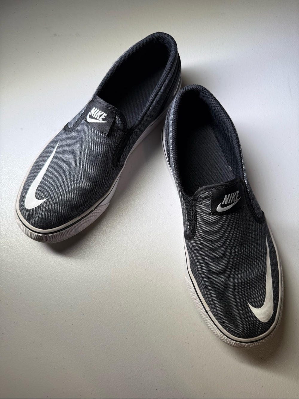 Nike Toki Men’s 7.5/Women’s 8.5 Black Canvas Slip-On Sneakers with White Swoosh